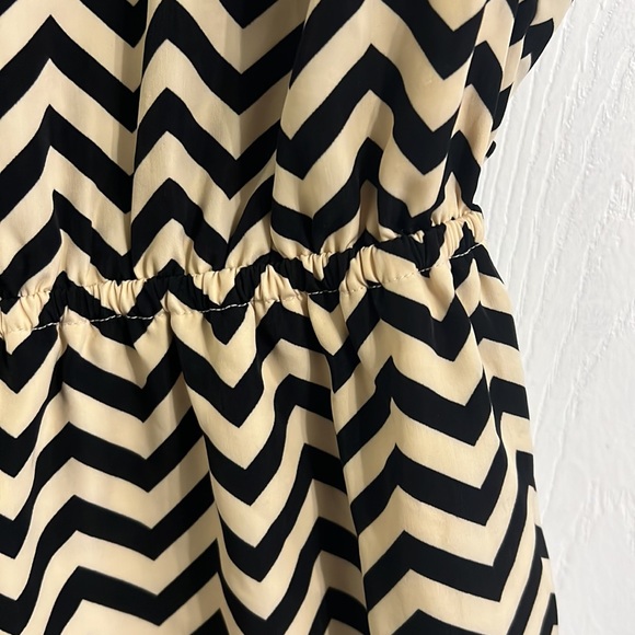Beige with Black Zig-zag Dress - Picture 4 of 4